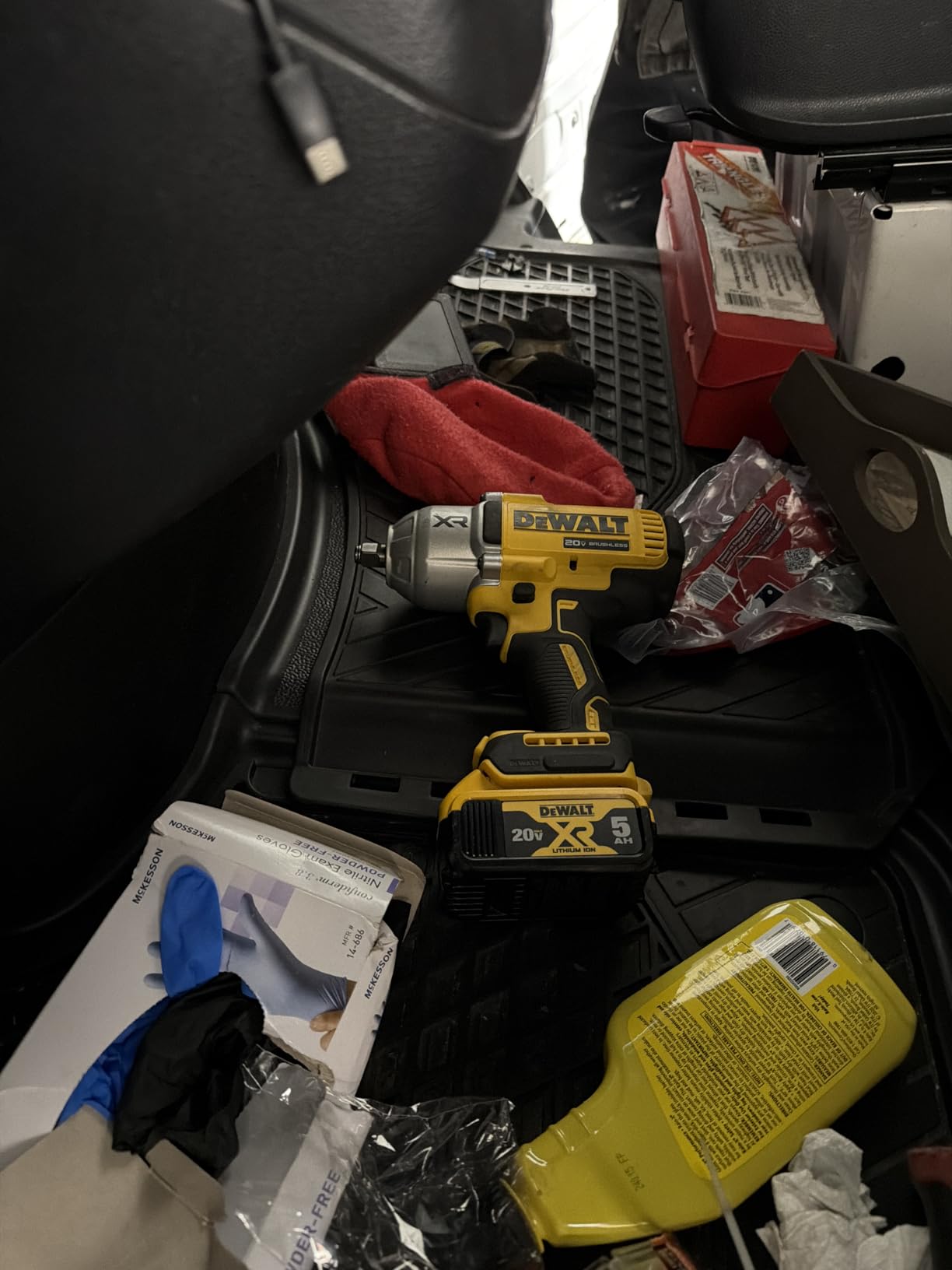 DEWALT 20V MAX Cordless Impact Wrench with Hog Ring Anvil, Brushless High Torque 1/2 Impact Gun, 4-Mode Speed, Includes Battery, Charger and Kit Bag (DCF900P1) customer photo 2
