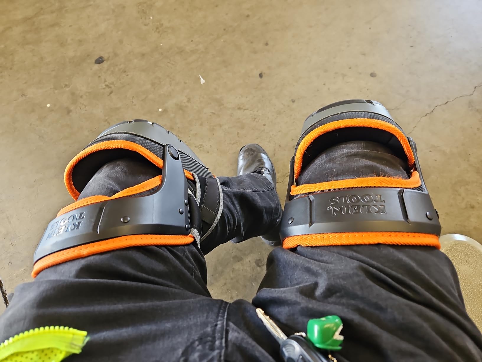 Klein Tools 60491 Hinged Knee Pads, Heavy Duty Gel Foam Protective Knee Pads with Quick-Fasten Buckle and Thigh Strap, Black customer photo 1