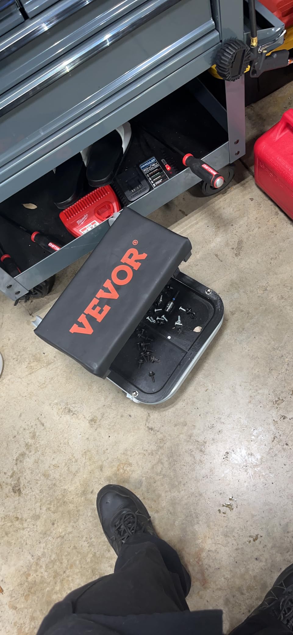 VEVOR Rolling Creeper Garage/Shop Seat 250 LBS Capacity Padded Rolling Workshop Stool customer photo 2